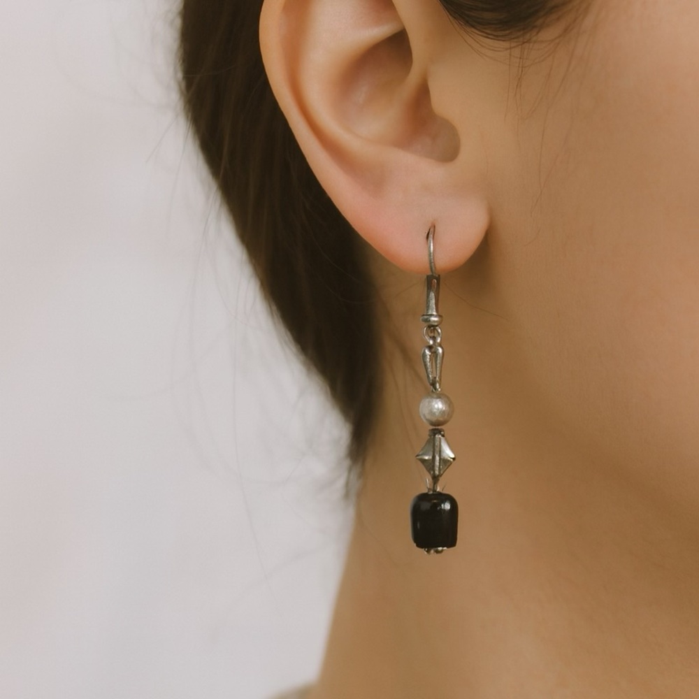 🍒4/$15 Elegant Silver and Black Drop Earrings